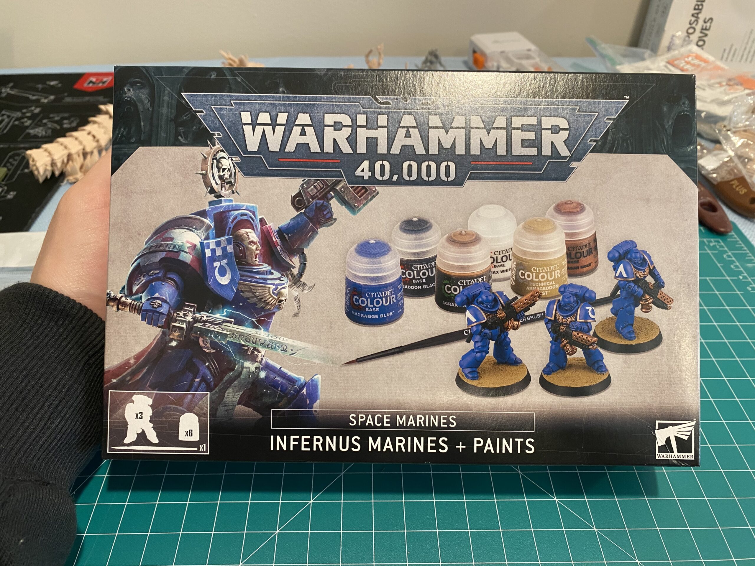 A warhammer 40k Infernus Marines + Paints set. 